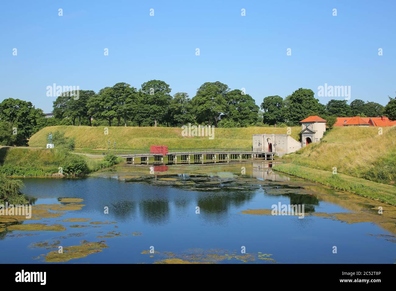 Magnifique paysage de Kastellet, ou la citadelle avec les portes de la ville, douve ou lac d'origine situé à Christianshavn, Copenhague, Danemark. Banque D'Images