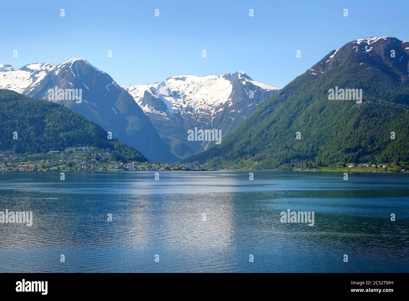 Magnifique paysage de fjord norvégien calme. Neige sur les montagnes et reflets dans l'eau de Sognefjord ou Sognefjorden, comté de Vestland, Norvège. Banque D'Images