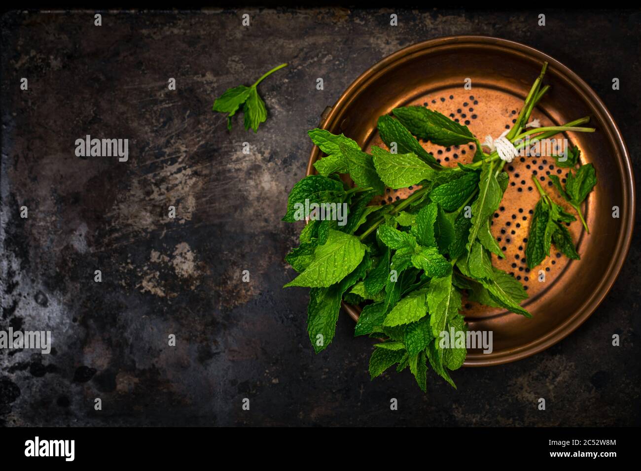 Bouquet de menthe fraîche dans un plat en métal Banque D'Images