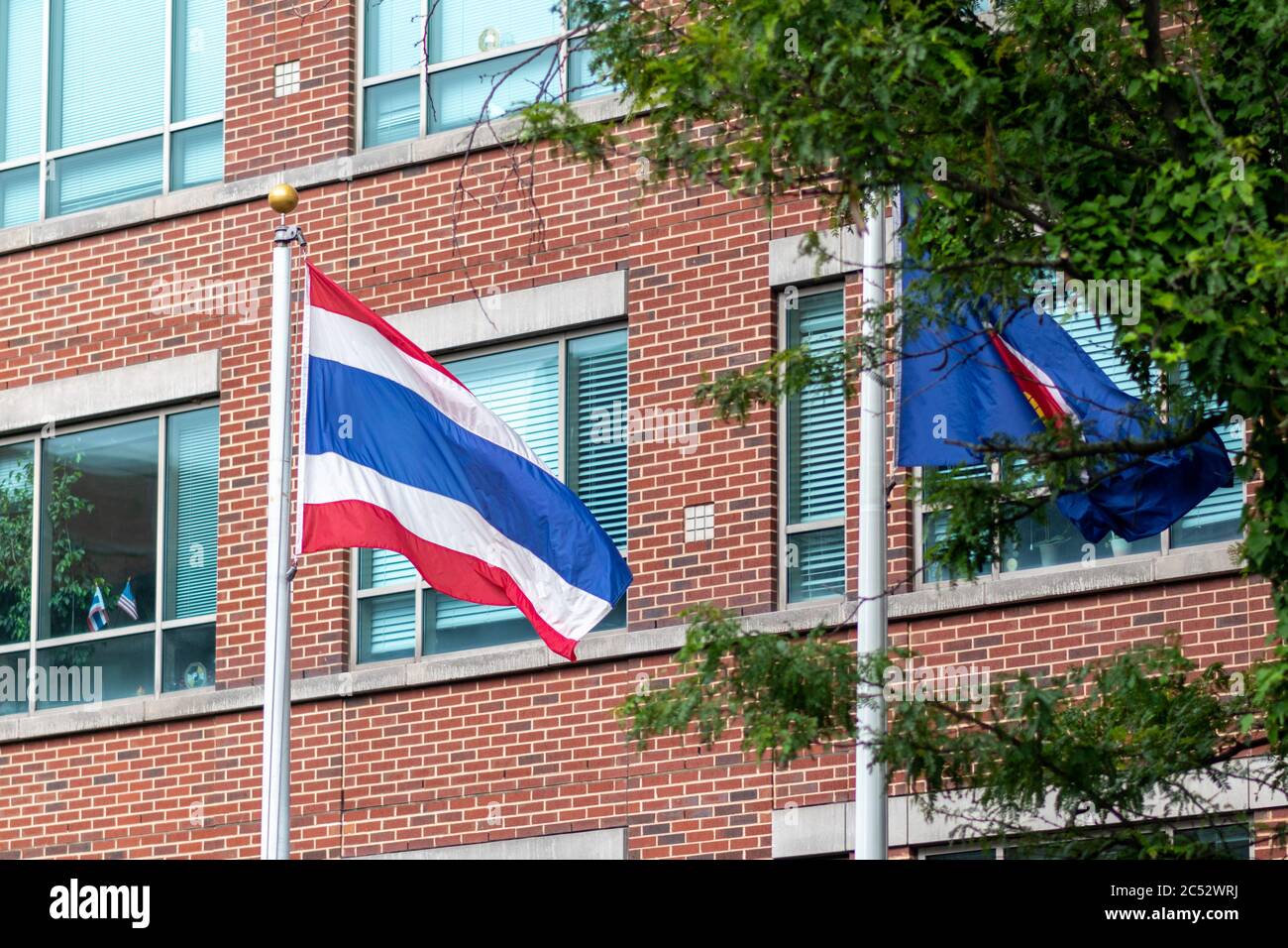 Washington, DC / USA - juin 20 2020: Ambassade de Thaïlande aux Etats-Unis d'Amérique. Les drapeaux thaïlandais et de l’ASEAN flotent dans le vent. Banque D'Images