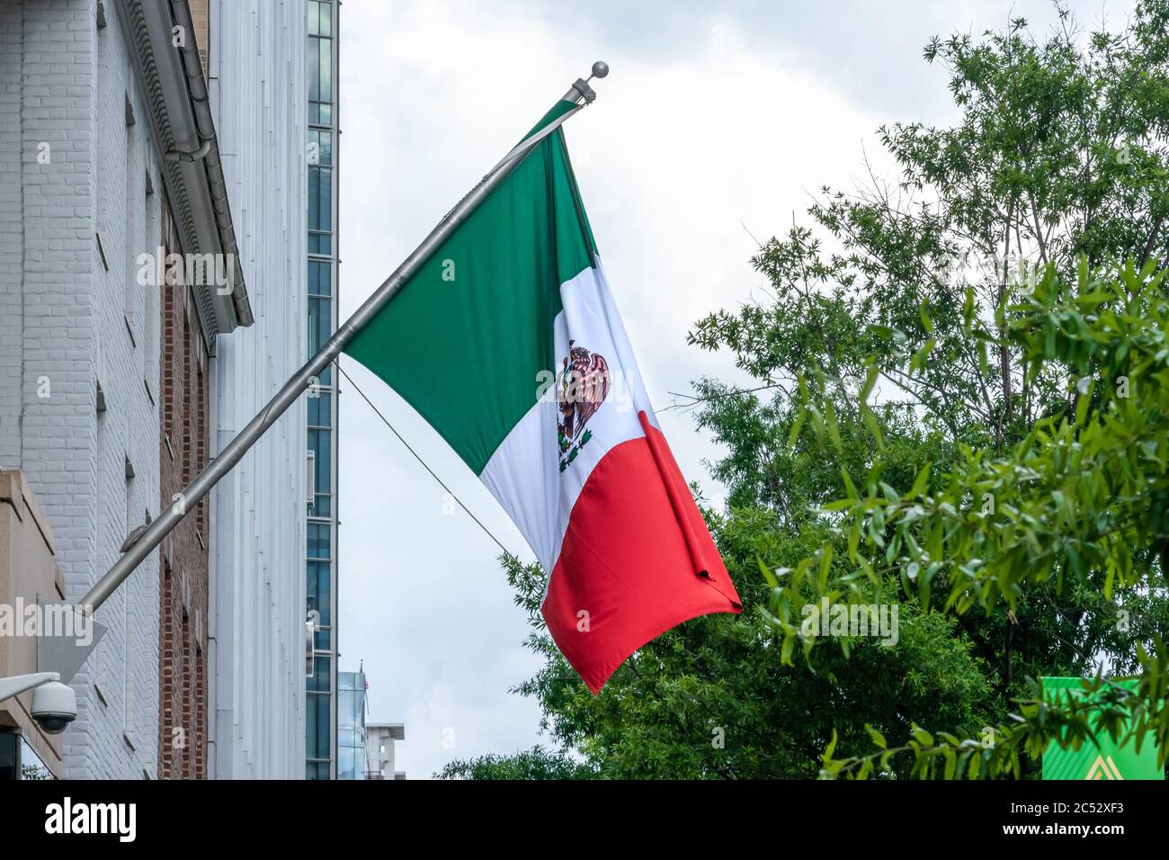 Washington, D.C., USA - juin 21 2020: Les drapeaux mexicains se mettent sur le poteau de drapeau à l'extérieur de l'ambassade du Mexique aux États-Unis d'Amérique. Banque D'Images