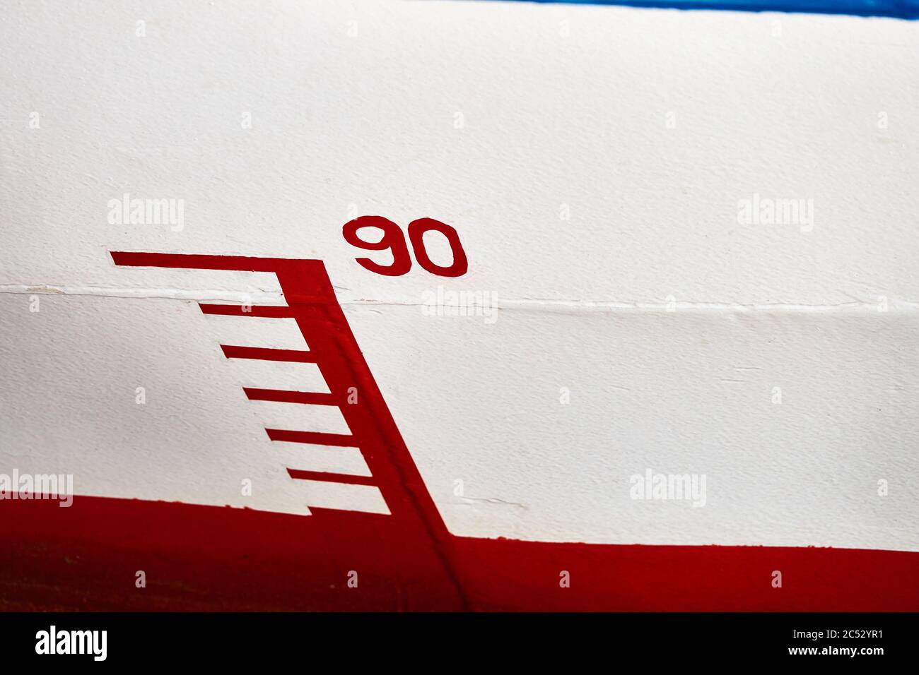 Marquage de la profondeur de l'eau sur la coque d'un navire avec le numéro « 90 », rouge et blanc Banque D'Images