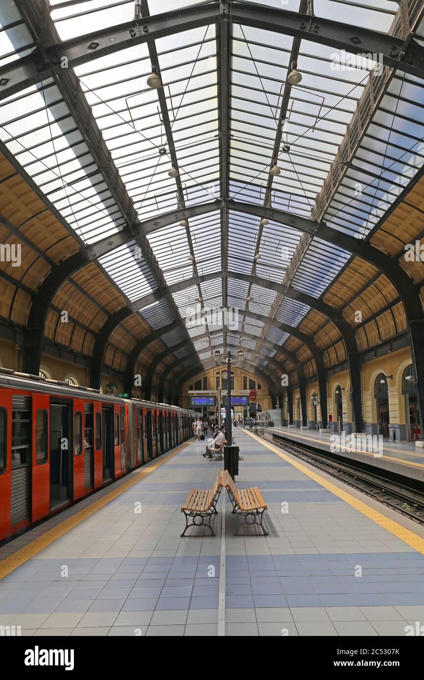 Pirée, Grèce - 04 mai 2015 : station de métro vide à Pirée, Grèce. Banque D'Images