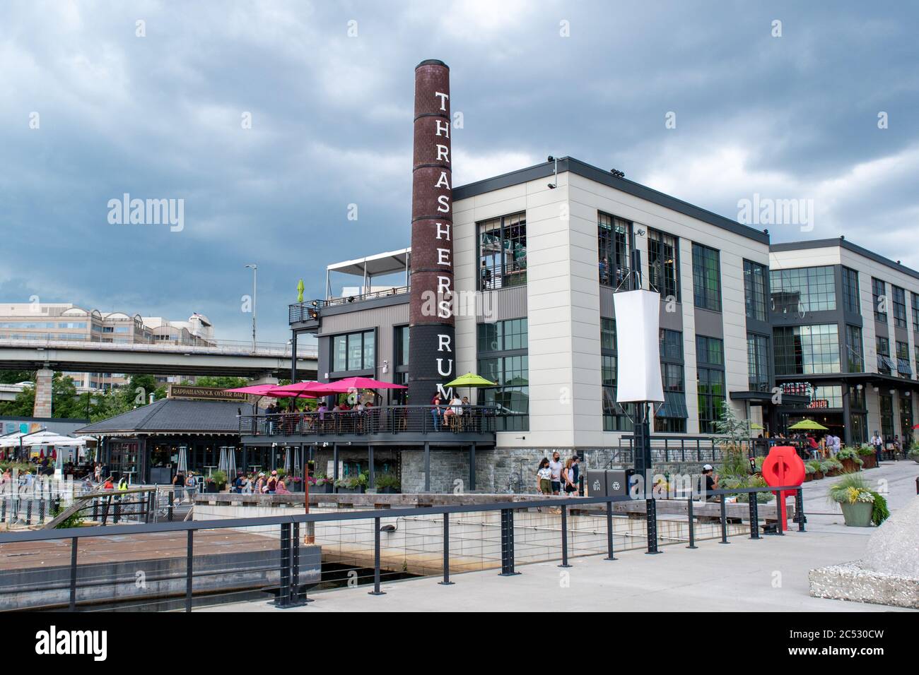 Washington, D.C., USA - juin 27 2020 : Tiki TNT, un bar Tiki de style polynésien de trois étages et un point d'eau moderne au quai de Southwest DC. Banque D'Images