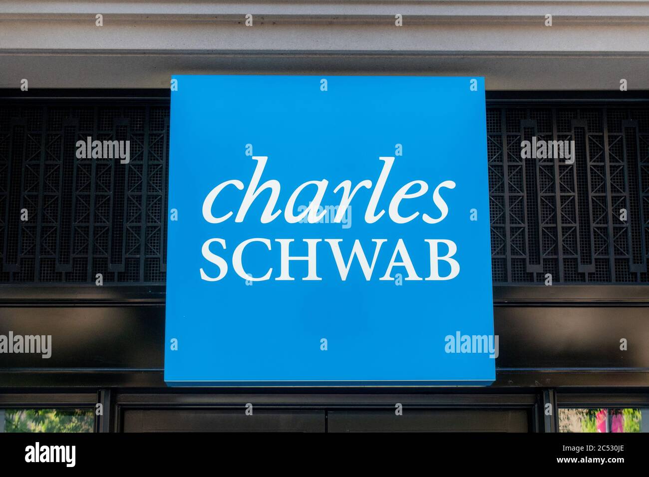 Washington, D.C., Etats-Unis - juin 25 2020: Panneau à l'extérieur de Charles Schwab dans le centre-ville de Washington. Banque D'Images