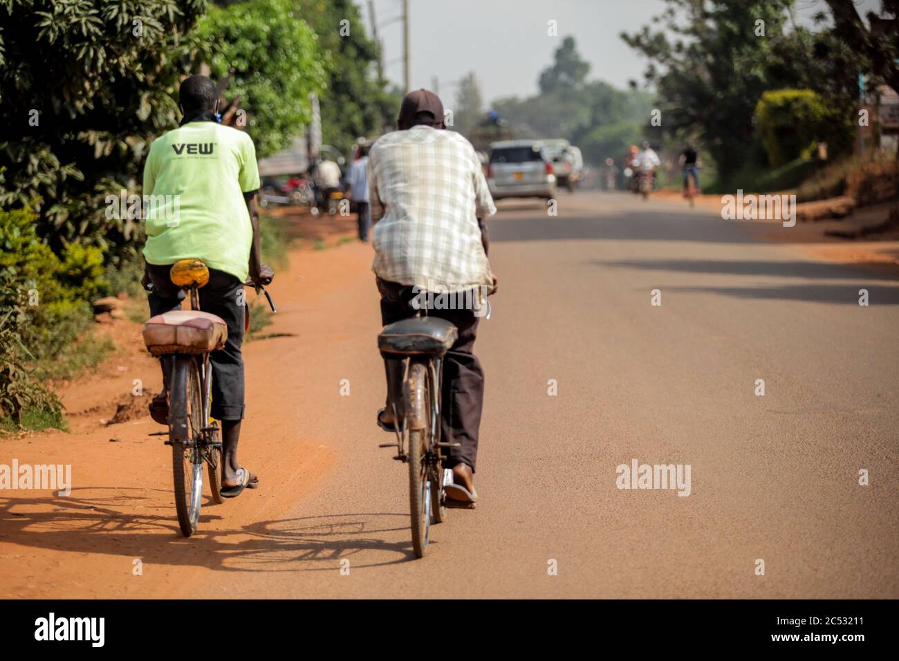 Kampala, Ouganda. 30 juin 2020. Les gens font du vélo le long d'une route à Kampala, capitale de l'Ouganda, le 30 juin 2020. Les gens ont eu recours au cyclisme comme moyen de transport favorable dans le contexte de la pandémie COVID-19 en Ouganda. Crédit: Hajarah Nalwadda/Xinhua/Alamy Live News Banque D'Images