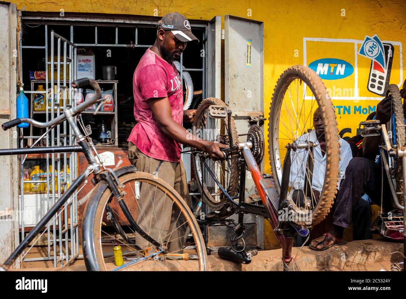 Kampala. 30 juin 2020. Un homme répare une bicyclette à Kampala, capitale de l'Ouganda, le 30 juin 2020. Les gens ont eu recours au cyclisme comme moyen de transport favorable dans le contexte de la pandémie COVID-19 en Ouganda. Crédit: Hajarah Nalwadda/Xinhua/Alamy Live News Banque D'Images