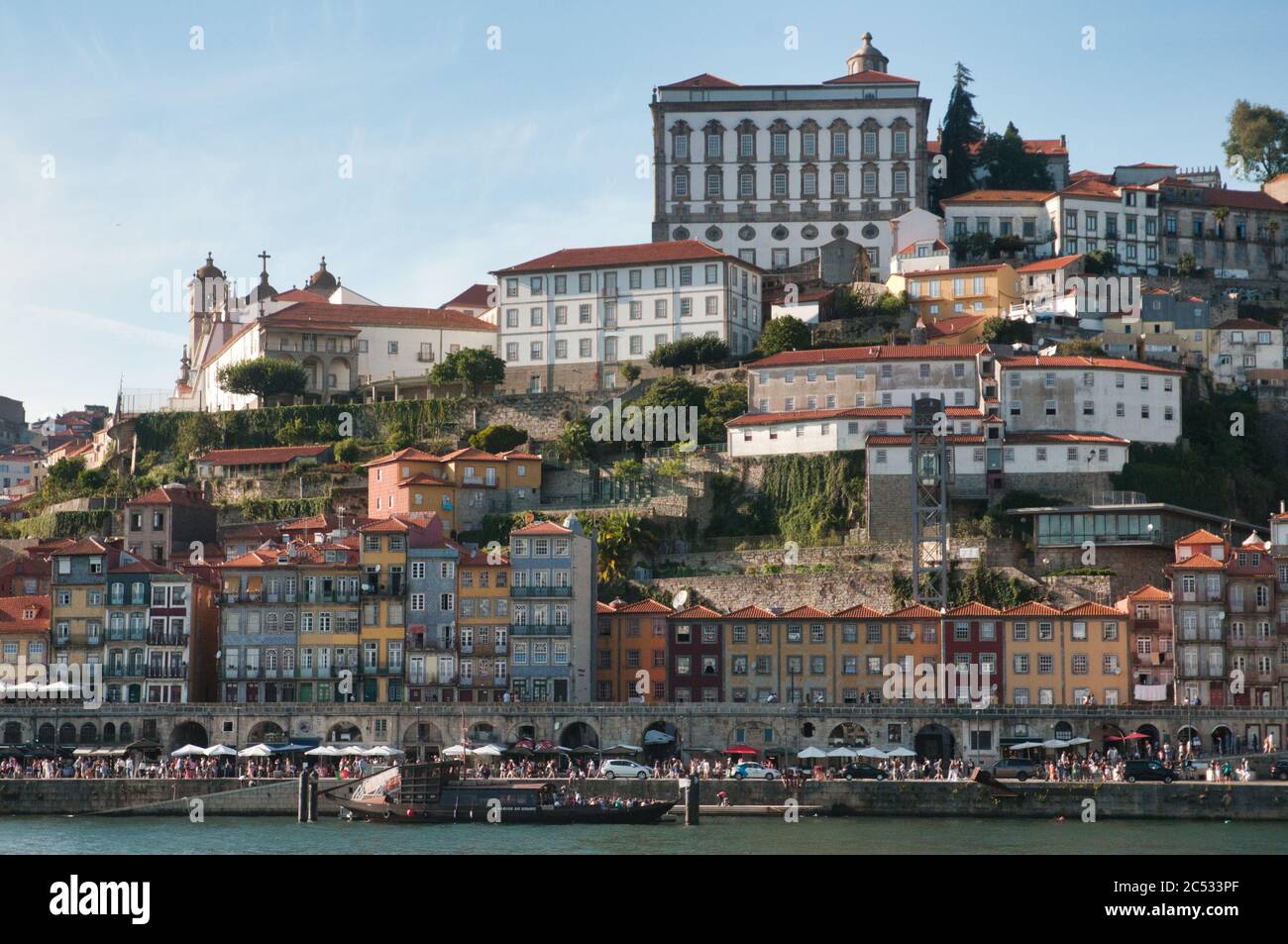 Vue sur Porto depuis le bord du fleuve Douro Banque D'Images