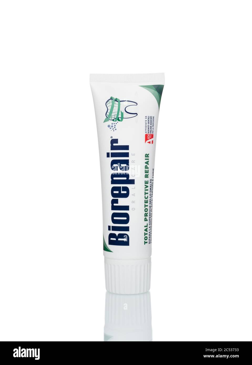 Varese, Italie - 13 juin 2020: Biorepair - réparation totale de protection, tube de dentifrice isolé sur fond blanc. Produit de soins buccaux. Banque D'Images