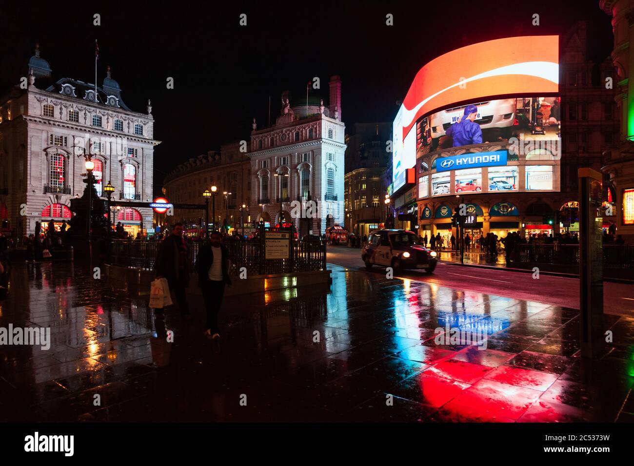 Londres, Royaume-Uni - Octobre 30, 2012 : vidéo grand écran LED lumineux d'affichage publicitaire à Piccadilly Circus, carrefour, le West End de Londres, ville de Westmins Banque D'Images