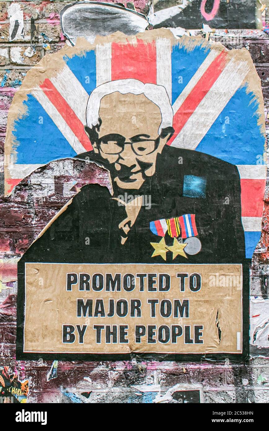 LONDRES, ROYAUME-UNI. 30 juin 2020. Une affiche à Brick Lane, dans l'est de Londres, en hommage au capitaine Tom Moore qui a amassé plus de 30 millions de livres pour le NHS lors de son centième anniversaire pendant la crise de santé du coronavirus.Credit: amer ghazzal/Alamy Live News Banque D'Images
