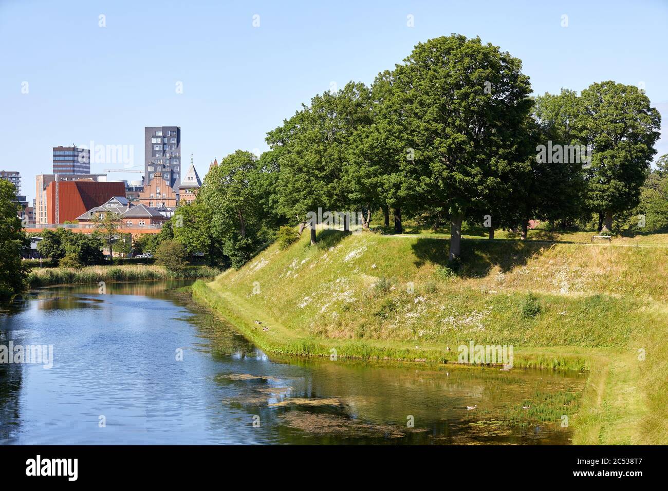 Vue sur la lande et les remparts de la Citadelle (Kastellet), été ; Copenhague, Danemark Banque D'Images
