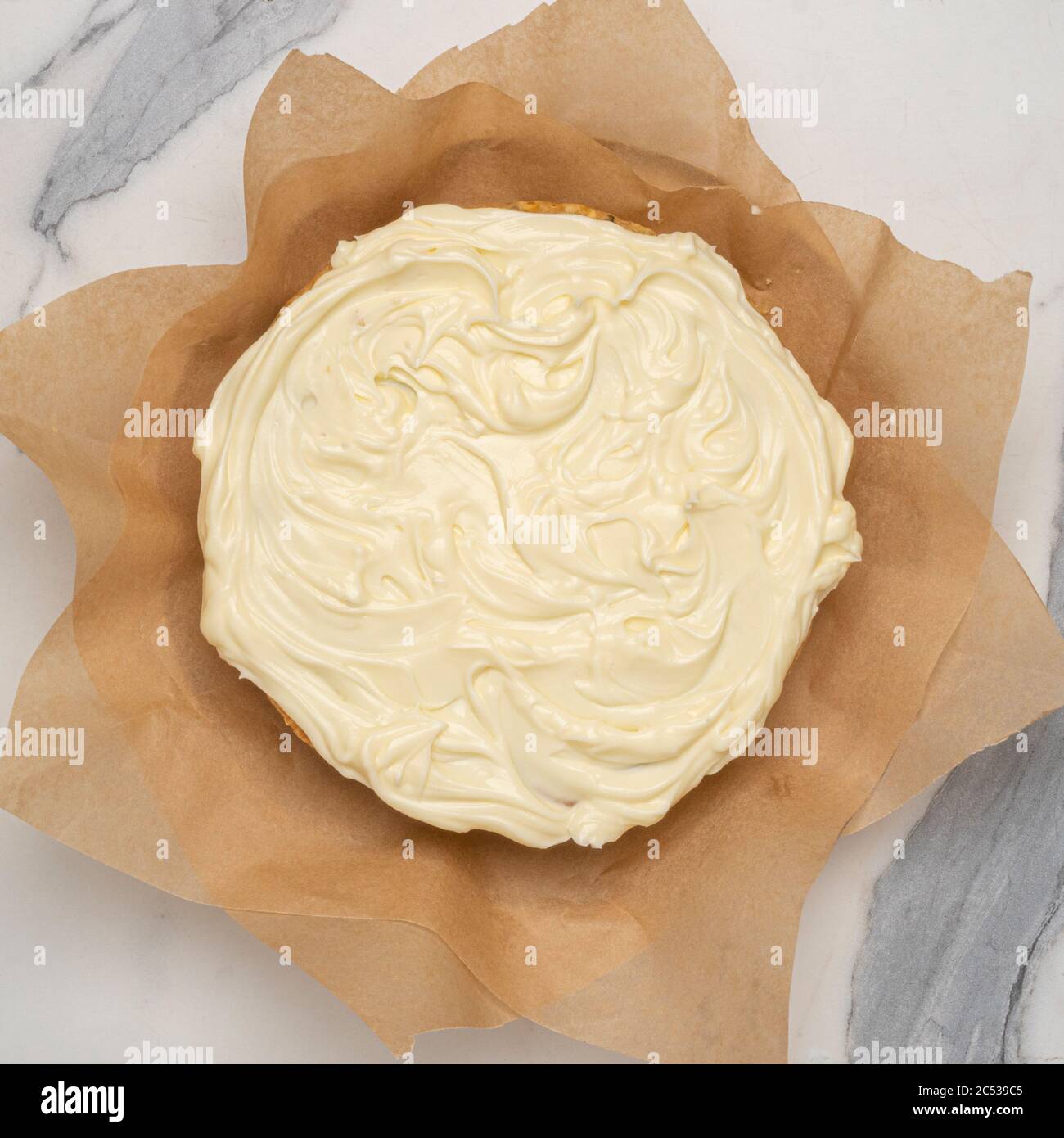 Plan de vue d'un gâteau maison de Parsnsip avec glaçage au fromage à la crème, sur papier parchemin de cuisson. Banque D'Images