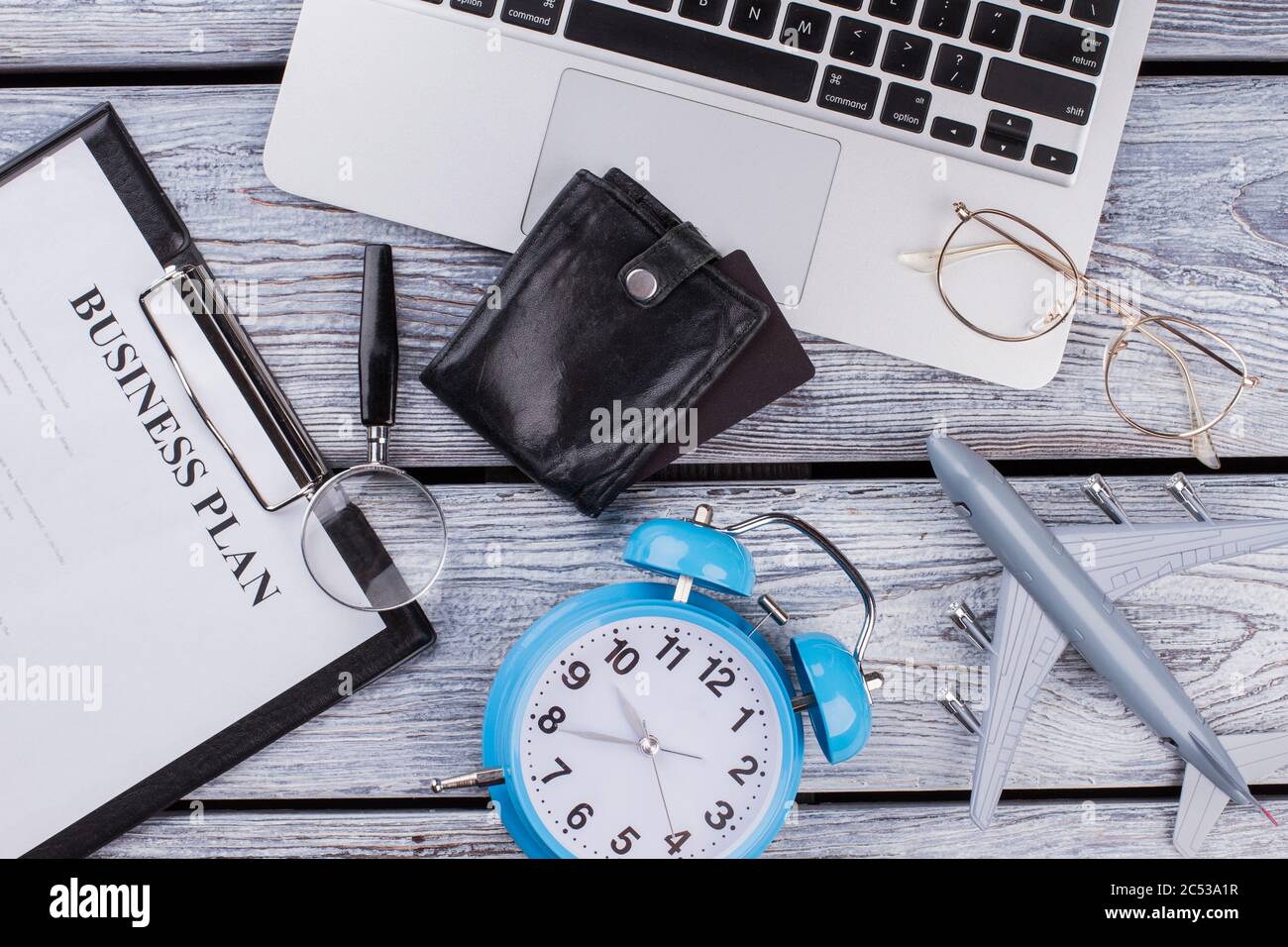 Riches accessoires homme d'affaires sur table en bois. Banque D'Images