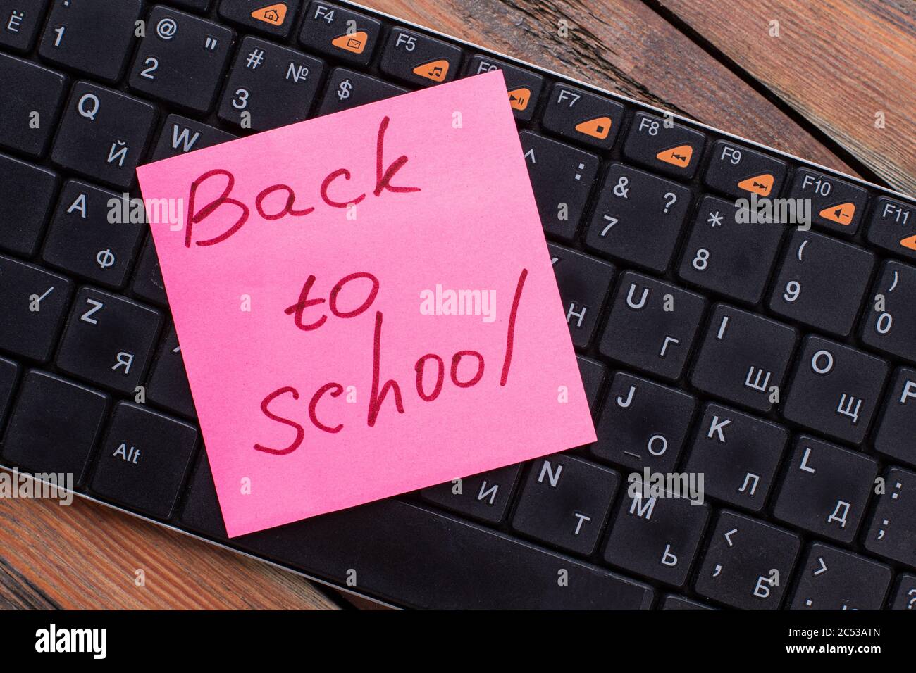 Note d'autocollant avec écriture manuscrite de retour à l'école sur un  clavier de pc Photo Stock - Alamy