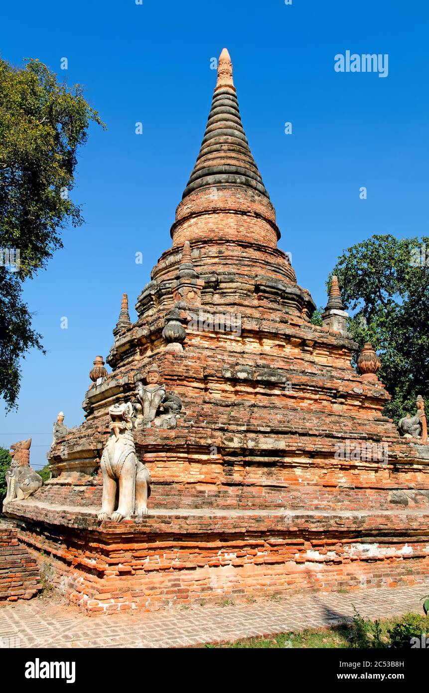 Stupa de pierre. Inwa (Ava). Myanmar Banque D'Images