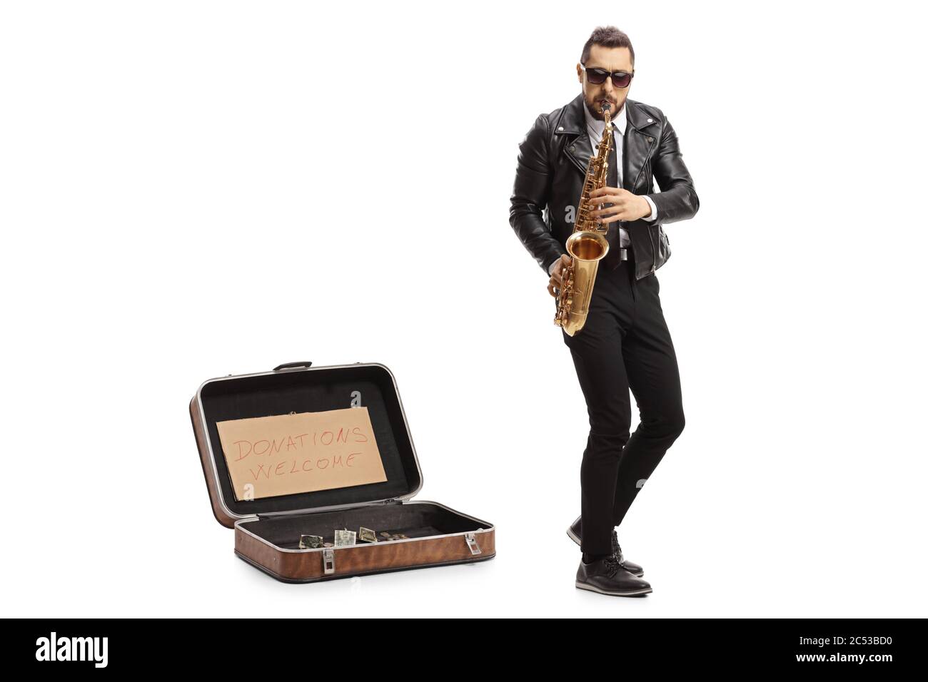 Portrait complet d'un homme jouant un saxophone avec une valise pour les dons isolés sur fond blanc Banque D'Images