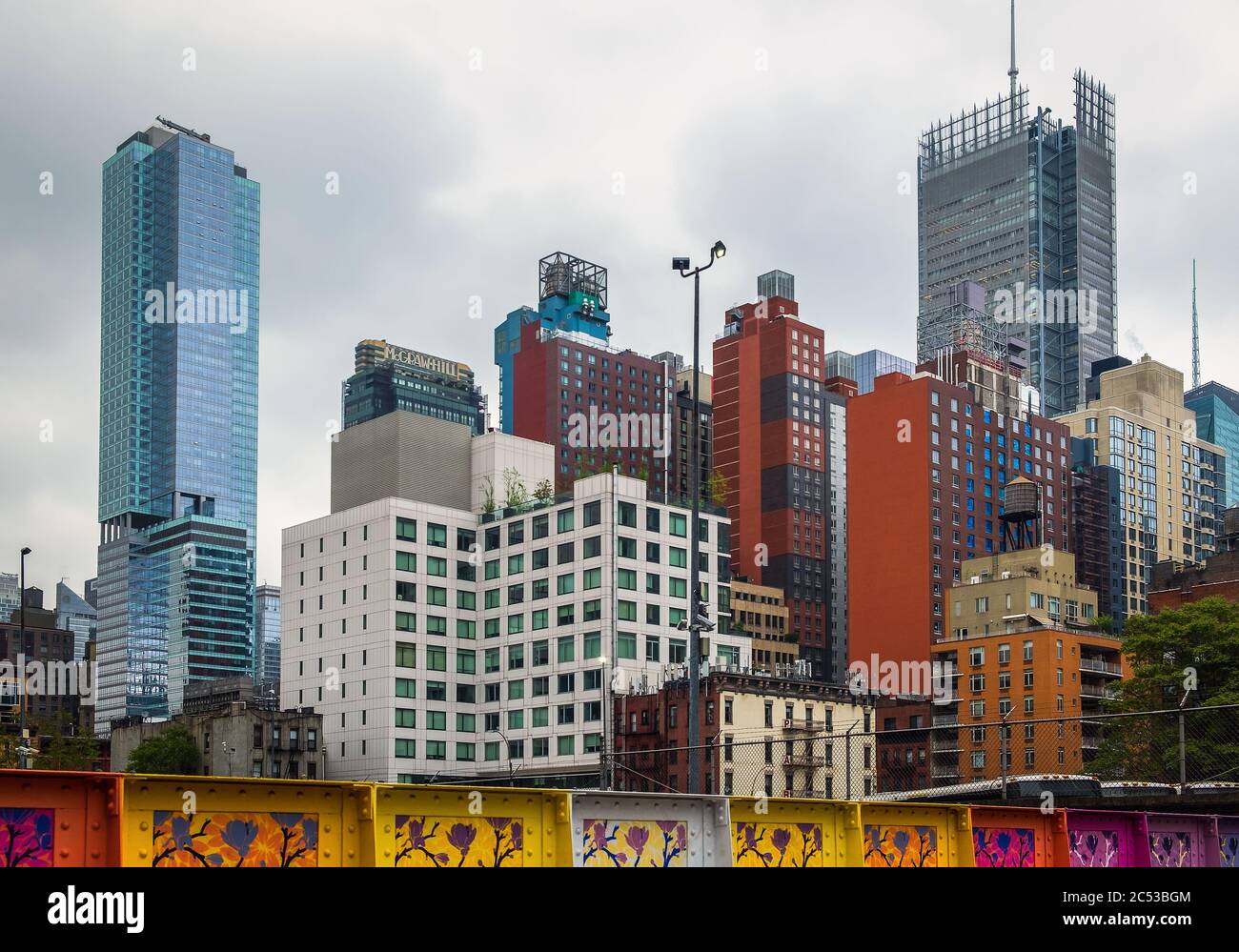 NYC, USA, mai 2019, vue sur les gratte-ciels depuis un pont décoré dans Hell's Kitchen Banque D'Images