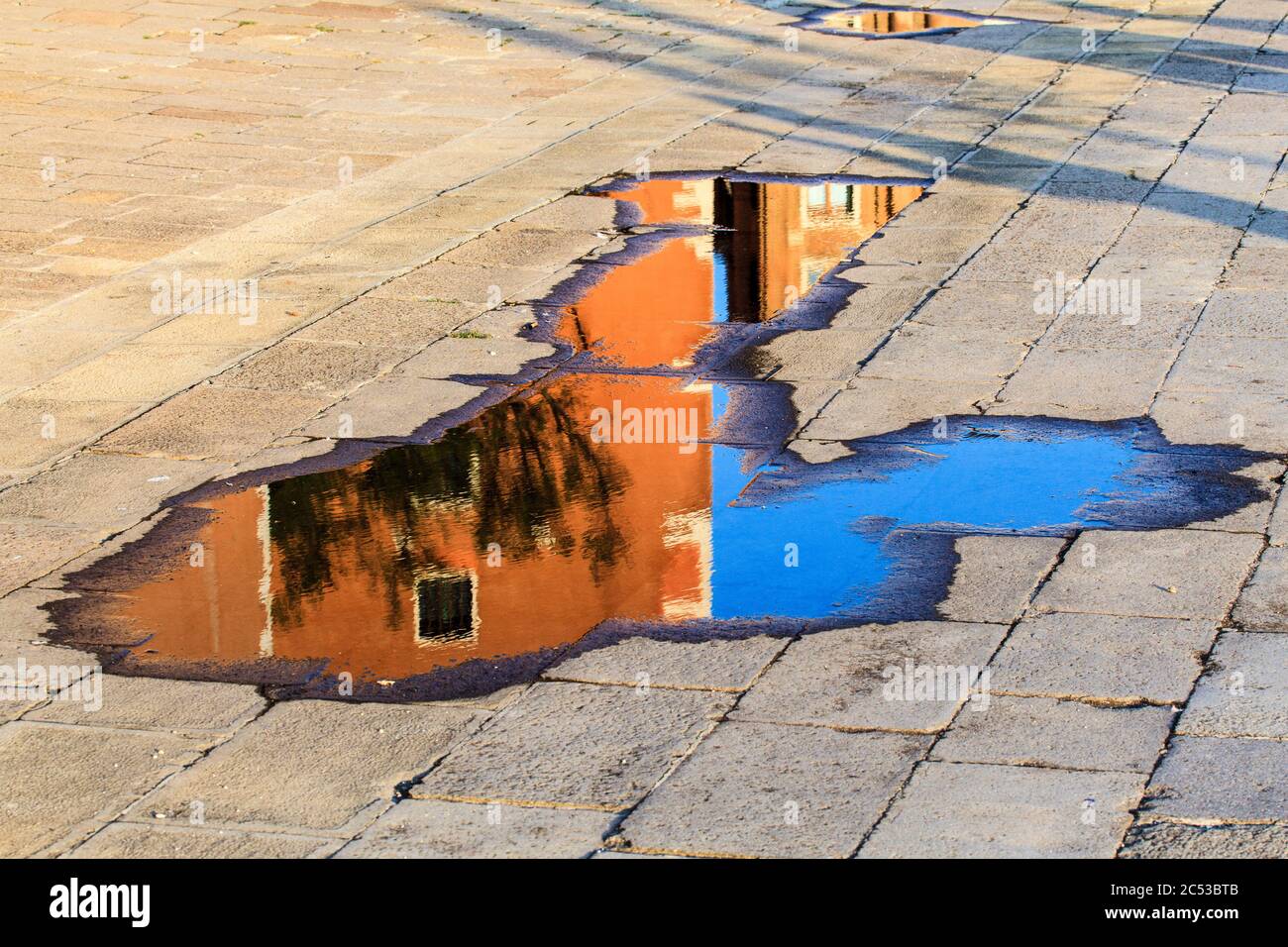 Réflexions sur l'eau après la pluie à Venise, Italie. Banque D'Images