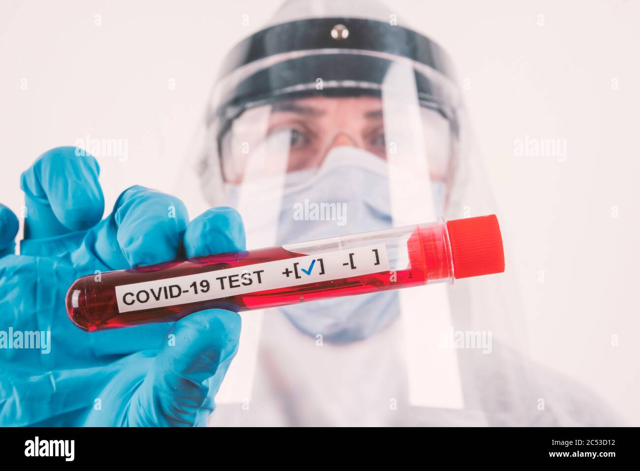 La femme Laboratorienne montre un résultat positif pour le tube à essai covid-19 dans le laboratoire du coronavirus. Banque D'Images
