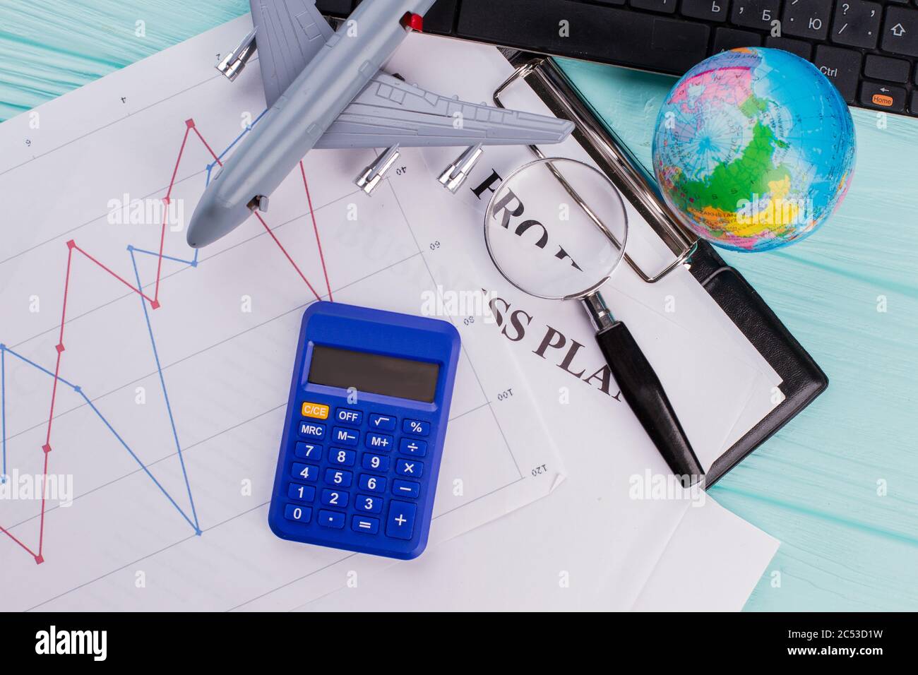 Un tas de fournitures de bureau sur un bureau bleu. Banque D'Images