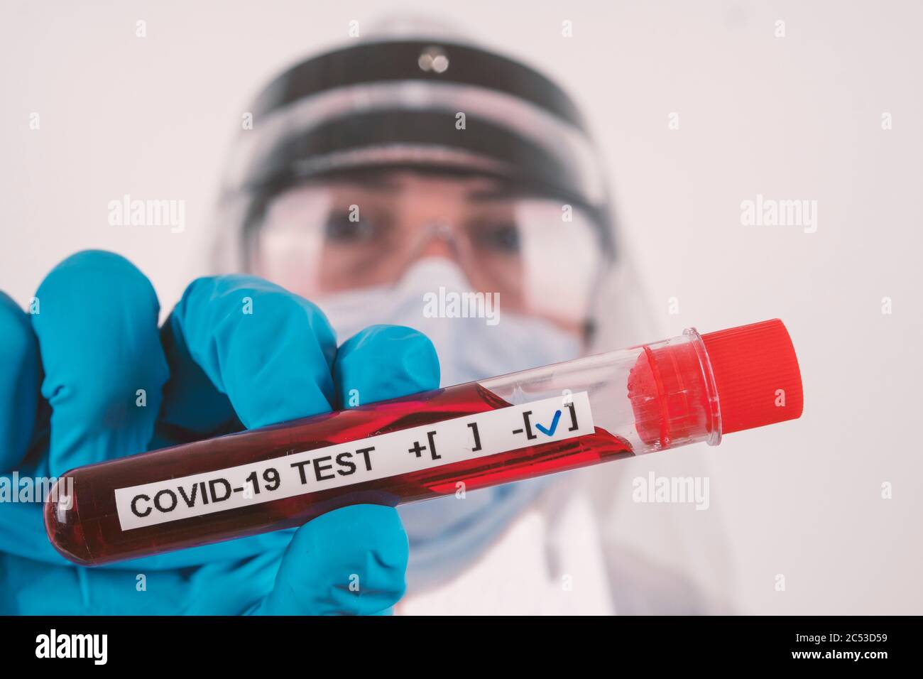 La femme Laboratorienne montre un résultat négatif sur le tube à essai covid-19 dans le laboratoire du coronavirus. Banque D'Images