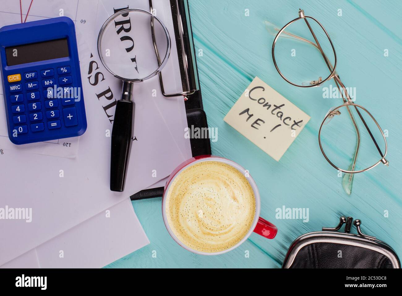 Papier adhésif avec mot « Contactez-moi » sur la table de bureau. Banque D'Images