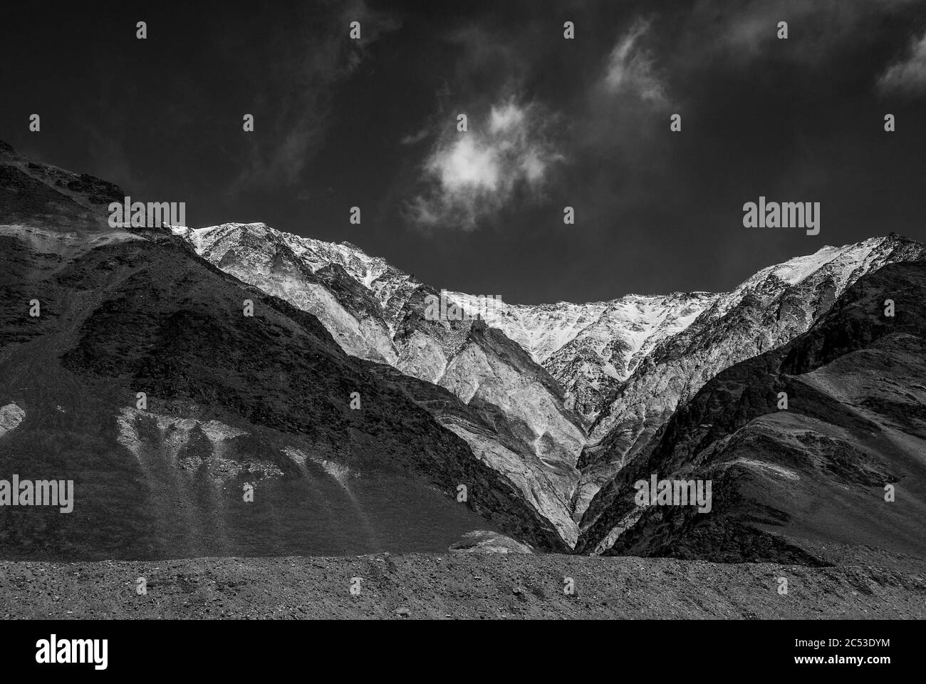 Le Ladakh, Inde. Les sols de la région ont des couleurs distinctes en raison du climat unique, la topographie et la végétation de la région. Le 20 mars 2014. Banque D'Images