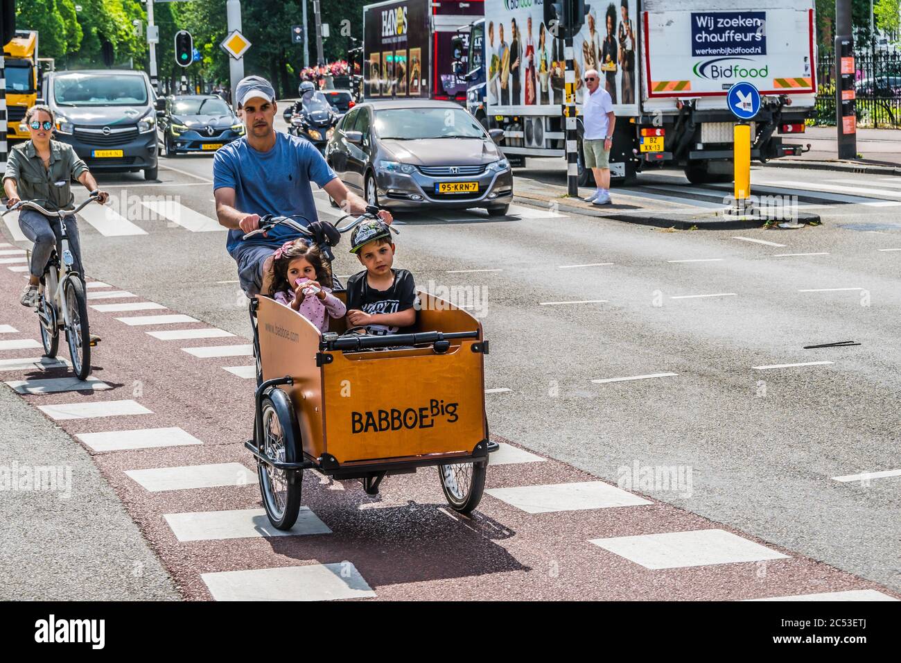 AMSTERDAM, PAYS-BAS - 18 JUILLET 2018 : un homme qui fait monter ses enfants dans les rues d'Amsterdam à vélo. Photo de haute qualité Banque D'Images