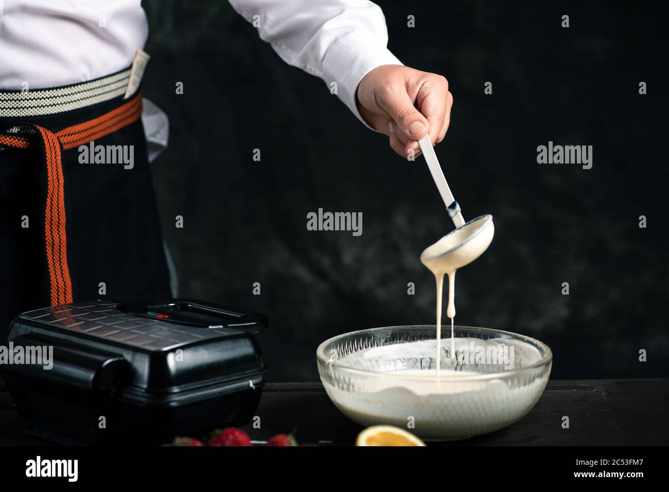 Mélanger la pâte à gaufre Chef dans un bol close up Banque D'Images