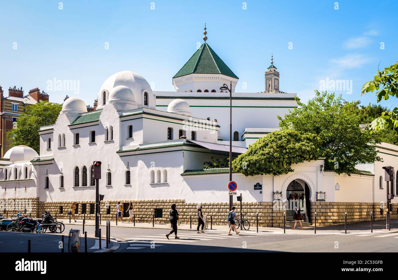Côté est de la Grande Mosquée de Paris avec l'entrée du salon de thé à droite et le dôme de la salle de prière avec des tuiles vertes. Banque D'Images