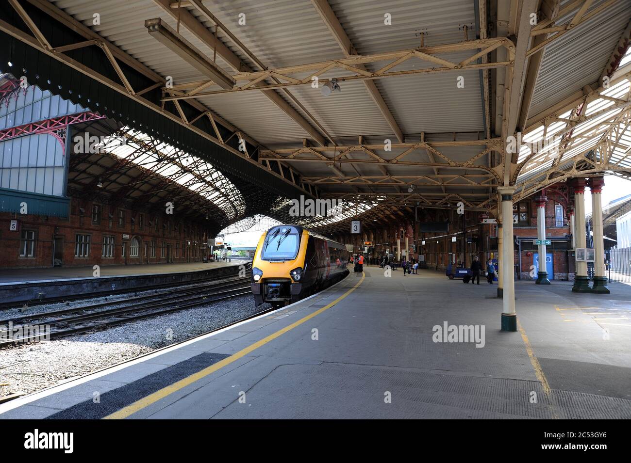 Une classe 220 D.M.U non identifiée se trouve sur la plate-forme 3 de Bristol Temple Meads avec un train pour Manchester Piccadilly Banque D'Images