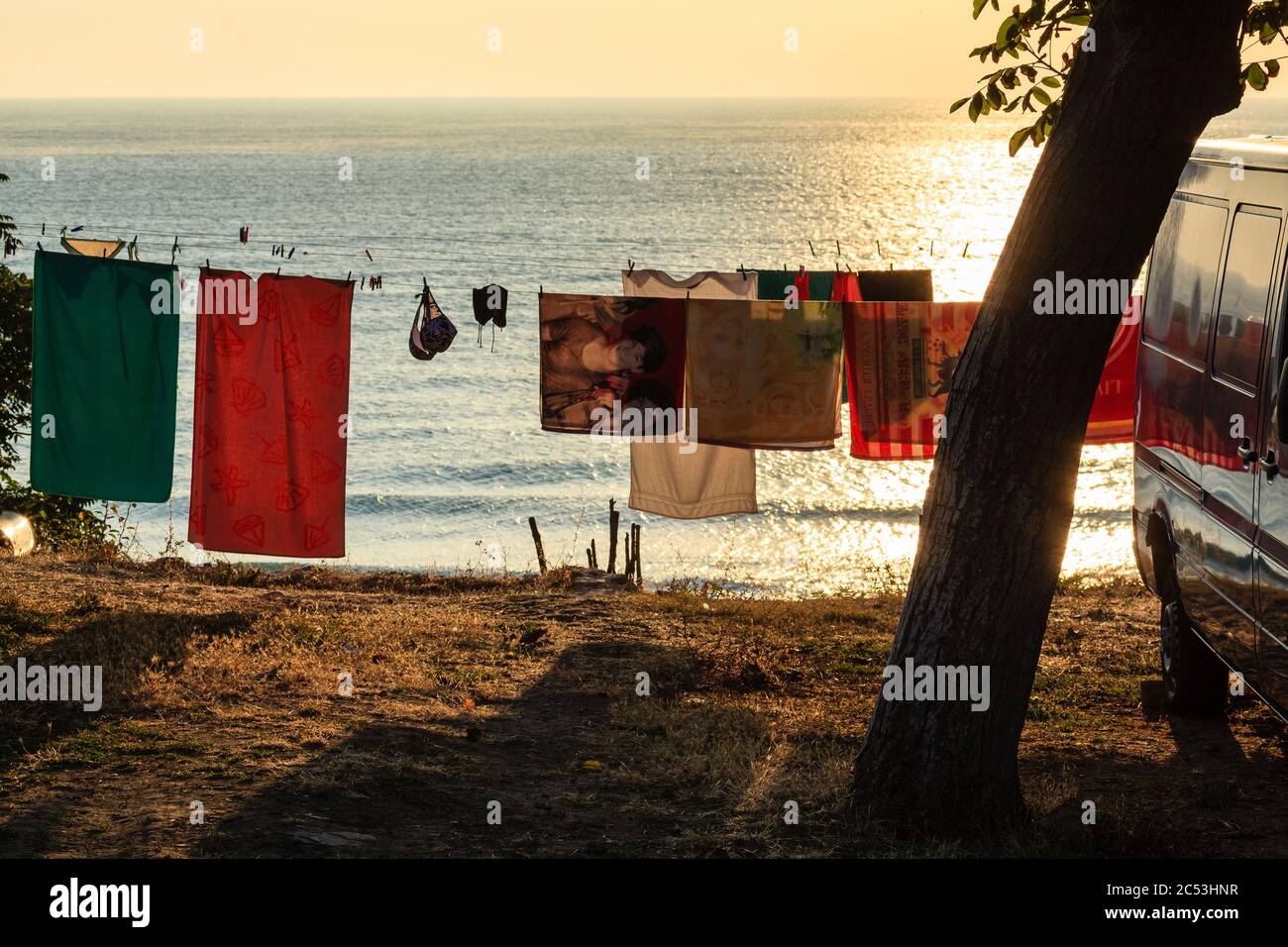 Buanderie sèche dans la cour d'une maison, côte de la mer Noire à Obzor, Bulgarie Banque D'Images