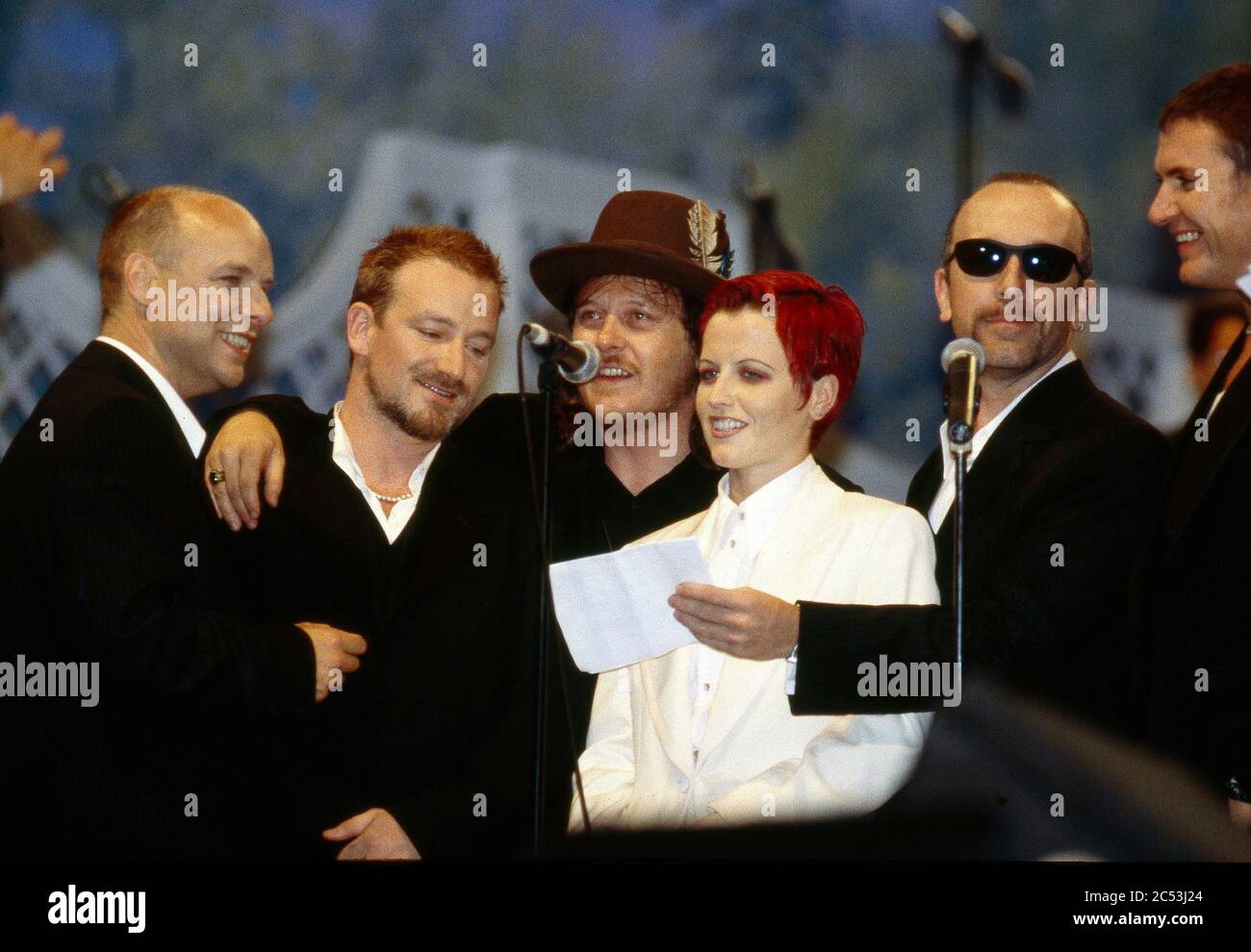 Concert Pavarotti et amis à Modène, Italie 1995 : gauche Brian Eno, Bono, Zucchero, Dolores O'Riordan (de Cranberries) et The Edge (de U2) Banque D'Images