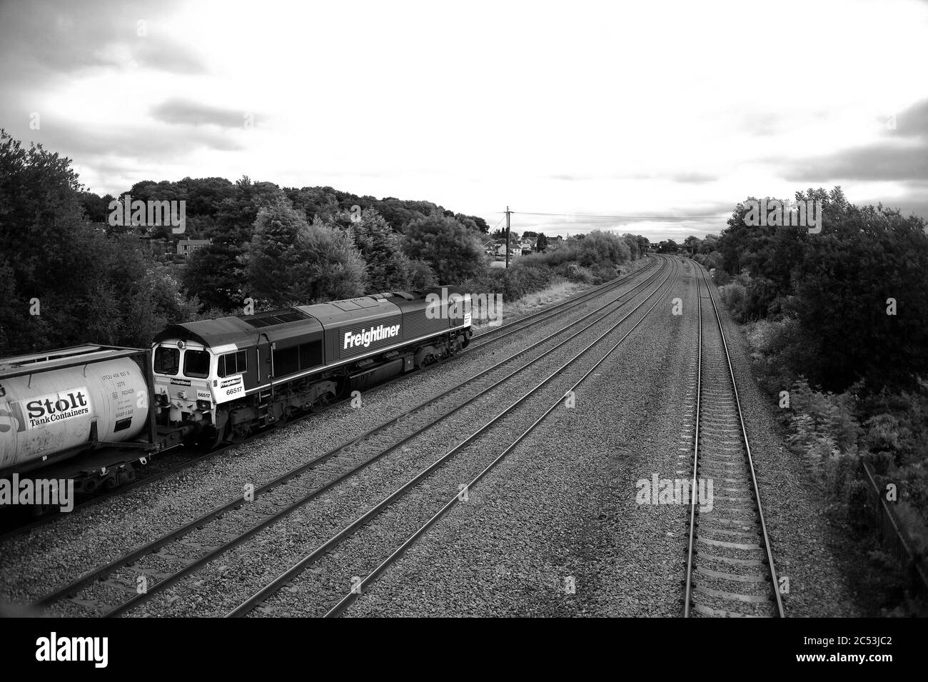 66517 dirige un train de conteneurs Wentloog - Southampton à travers Magor. Banque D'Images