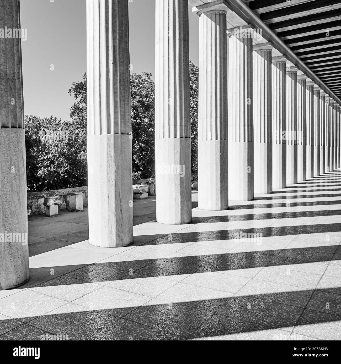 Colonnes grecques classiques, Athènes, Grèce. Photographie architecturale en noir et blanc Banque D'Images