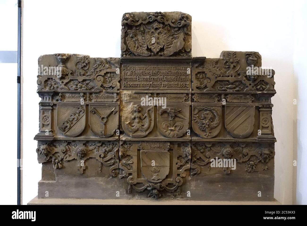 Inscription de la Gentlemen's Shooting Society Clubhouse avec des armoiries des sept anciens, Hans Dietmair, Nuremberg, 1582-1583, grès Banque D'Images