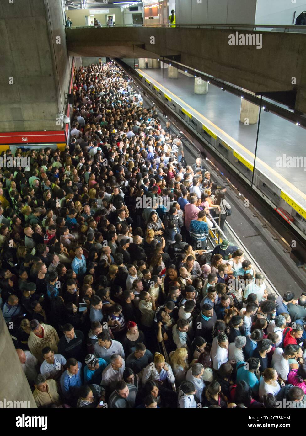 Station de métro brésilienne bondée - station se - Sao Paulo - Brésil Banque D'Images