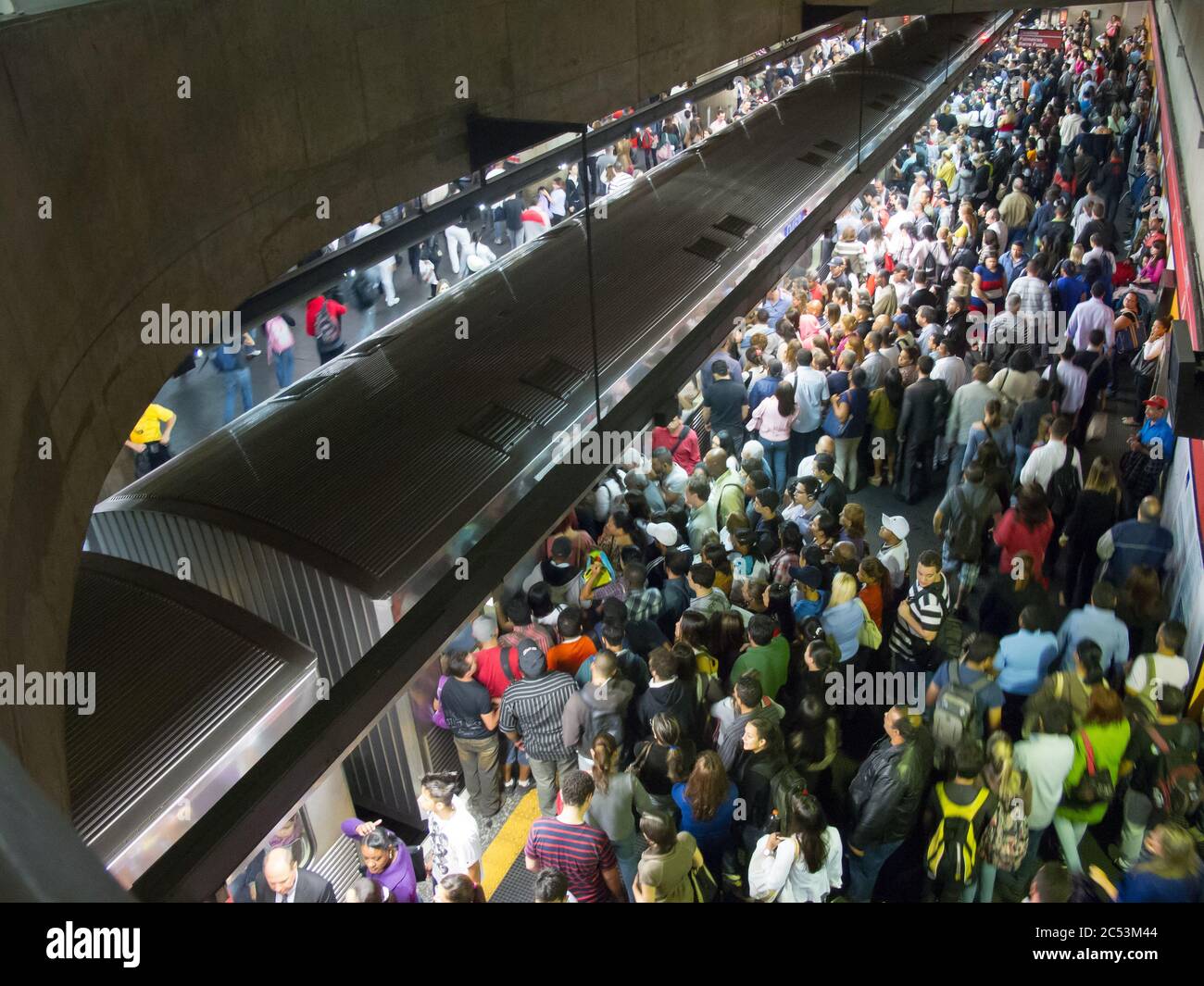 SAO PAULO, BRÉSIL - 22 MAI 2013 - Station de métro brésilienne bondée - station se Banque D'Images