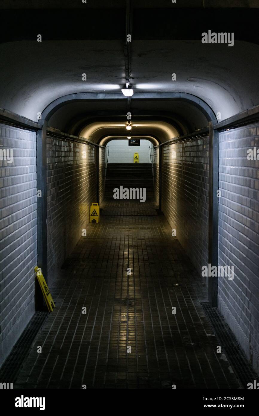 Passage d'une ancienne gare sans personne. Banque D'Images