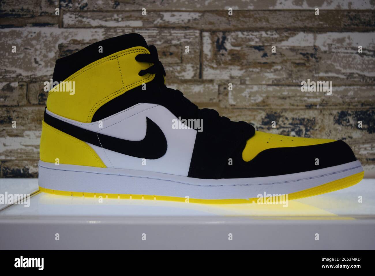 FRESNO, ÉTATS-UNIS - 08 juin 2020 : photo éditoriale et illustrative d'une  chaussure de basket-ball Nike noire jaune et blanche avec étagère illuminée  de Photo Stock - Alamy