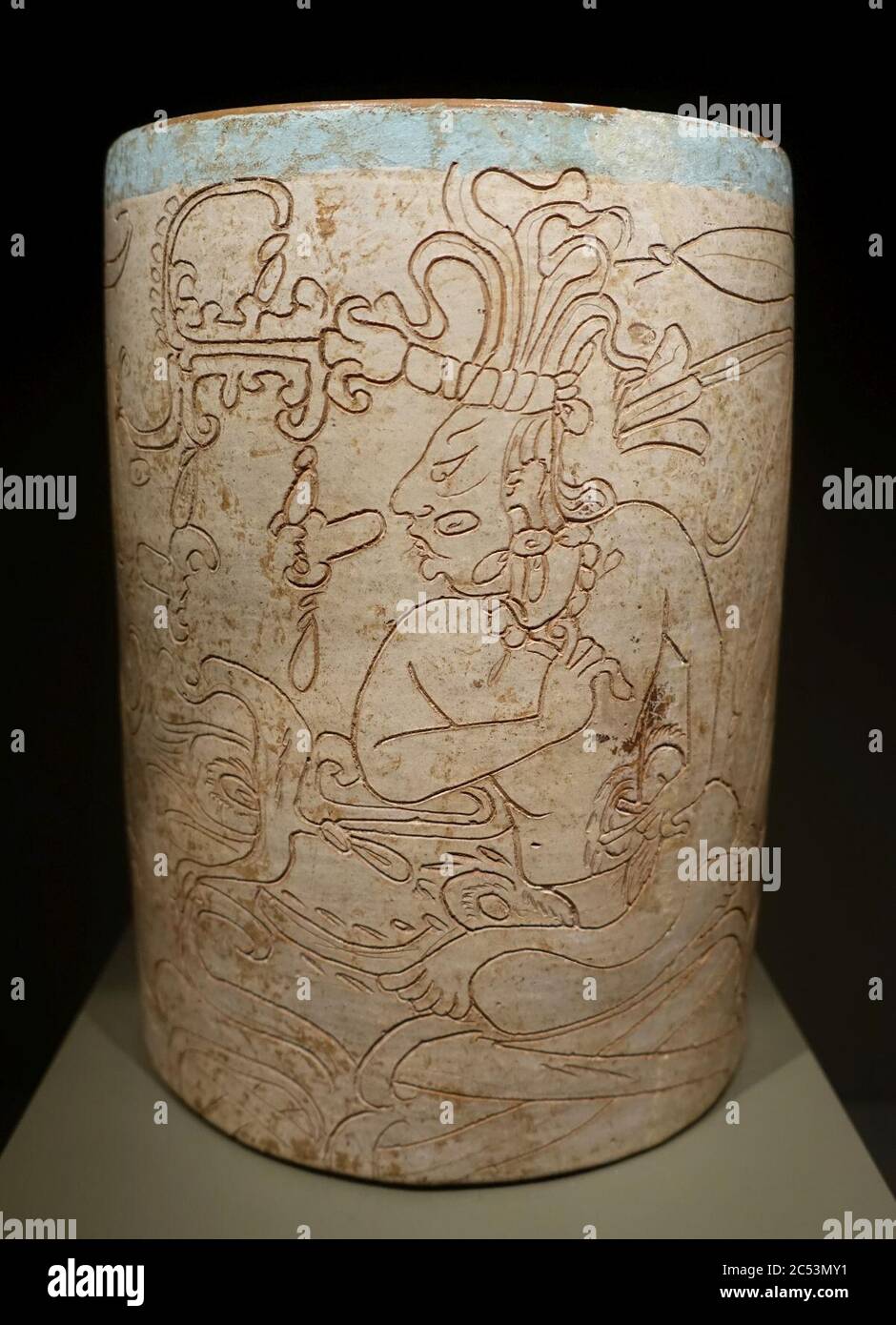 Vaisseau cylindrique incisé représentant un Seigneur et Dieu K, Maya, état Campeche ou péninsule du Yucatan, période classique tardive, c. 600-900 AD, céramique Banque D'Images