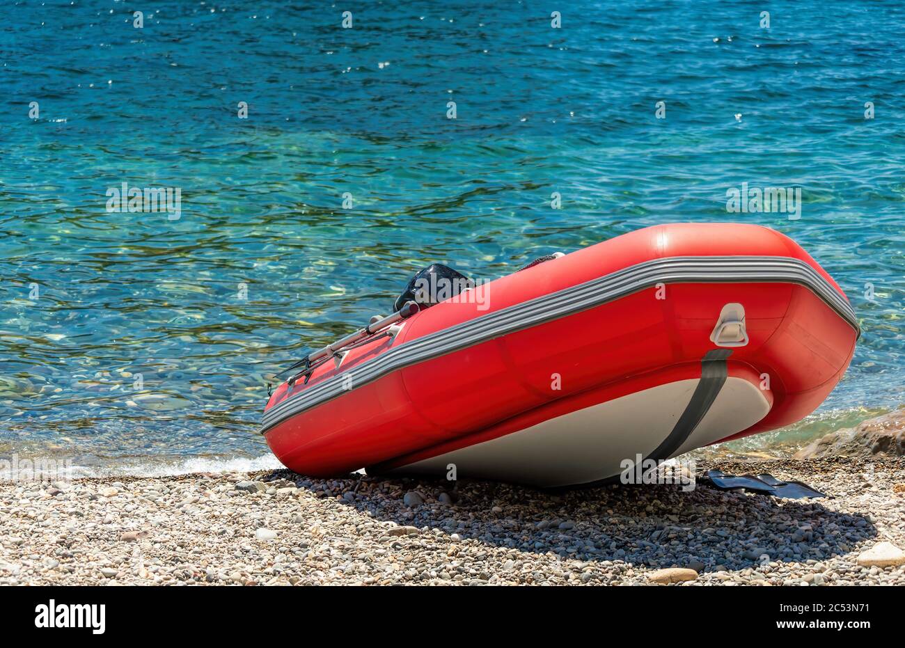 Bateau de sauvetage gonflable rouge, gros plan. Bateau de sauvetage marin  vide. Bateau gonflable sur la plage il est rouge avec un sol gris et des  bandes noires Photo Stock - Alamy