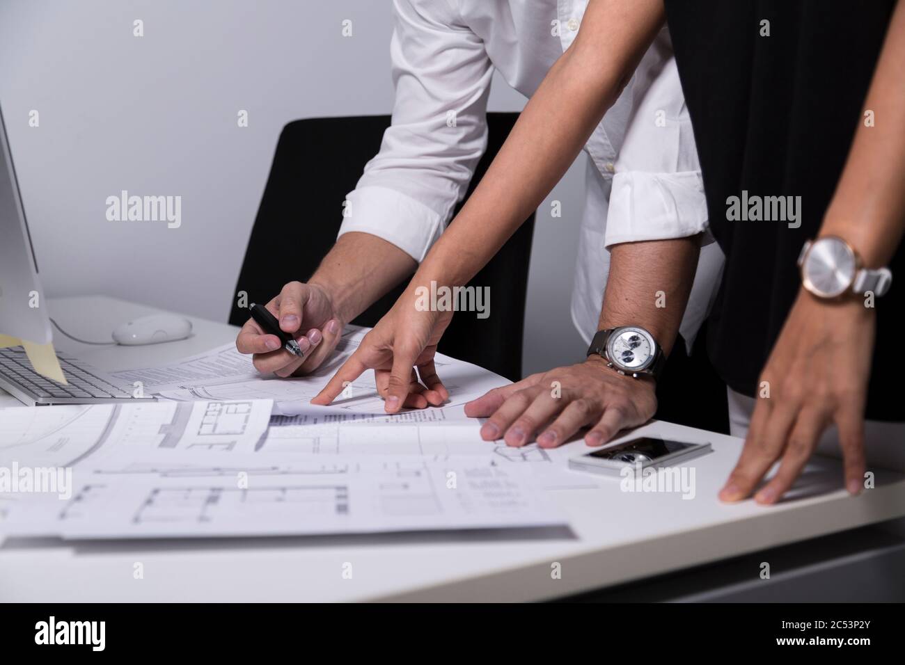 Séance photo d'architectes dans leur bureau Banque D'Images