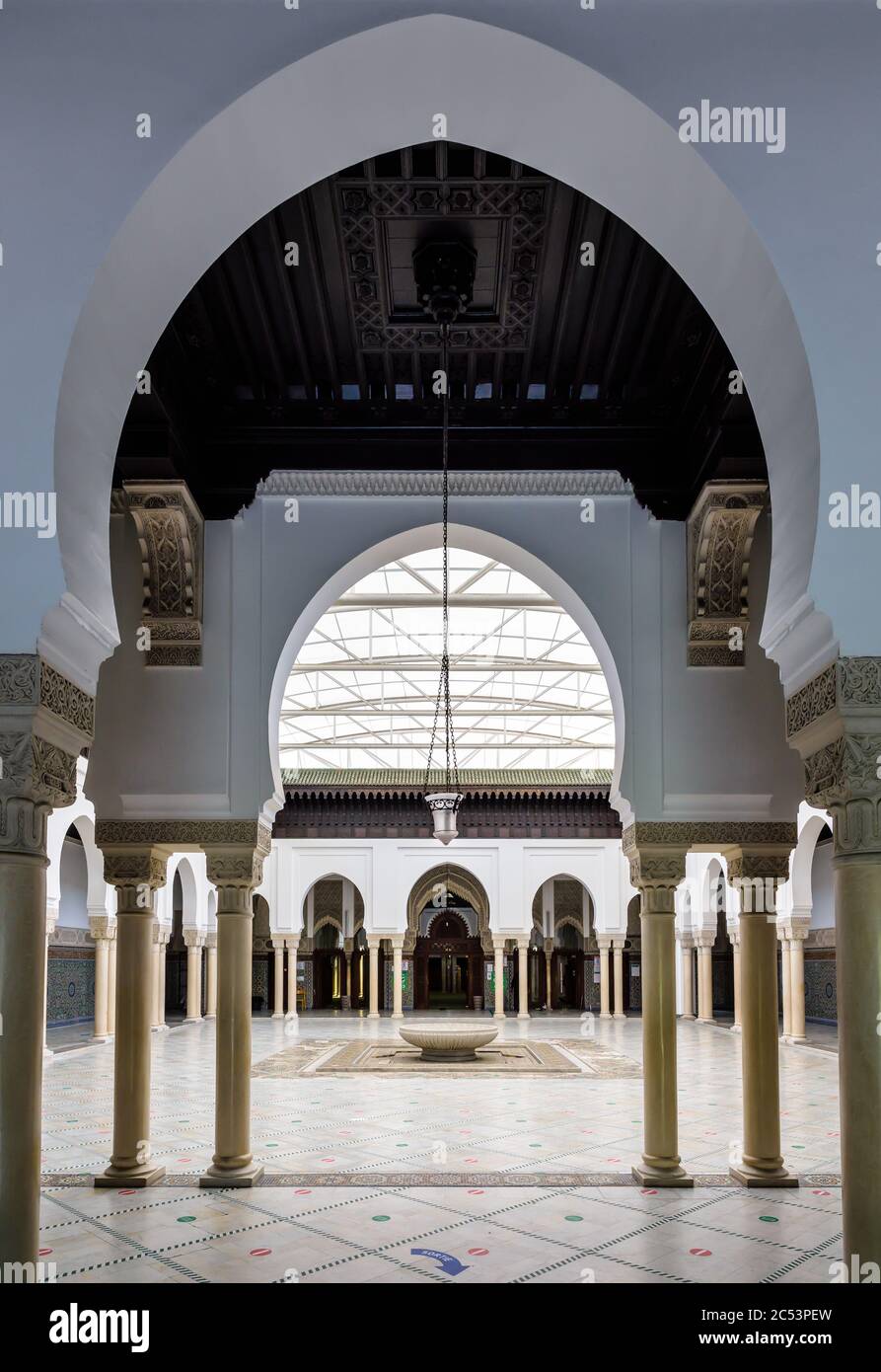 Le peristyle de la Grande Mosquée de Paris borde une cour avec un bassin circulaire d'ablutions au centre. Banque D'Images