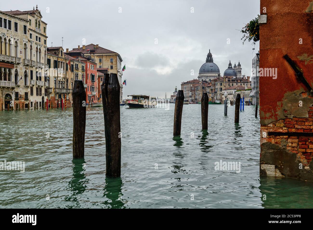 Maisons, palais, église, basilique, canal, eau, bateau, bateau-bus, vaparetto, mur, échafaudage, poteaux en bois, poteaux en bois, poteaux en bois, inondation, Aqua A. Banque D'Images