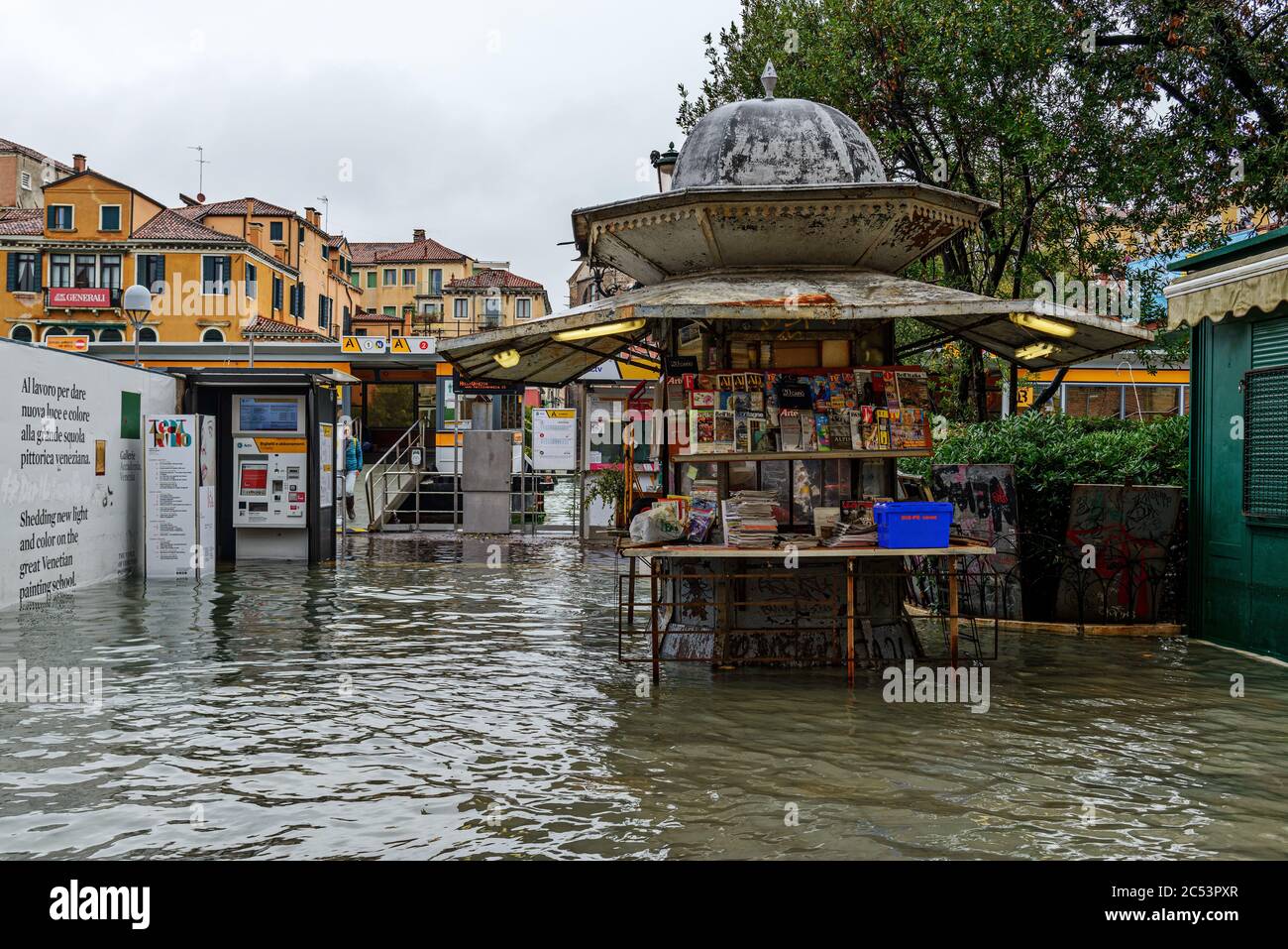 Arrêt de bus, bateau-bus, kiosque, kiosque de journaux, distributeur de billets, cabane, arbres, inondation, eau, Aqua Alta, inondation Banque D'Images