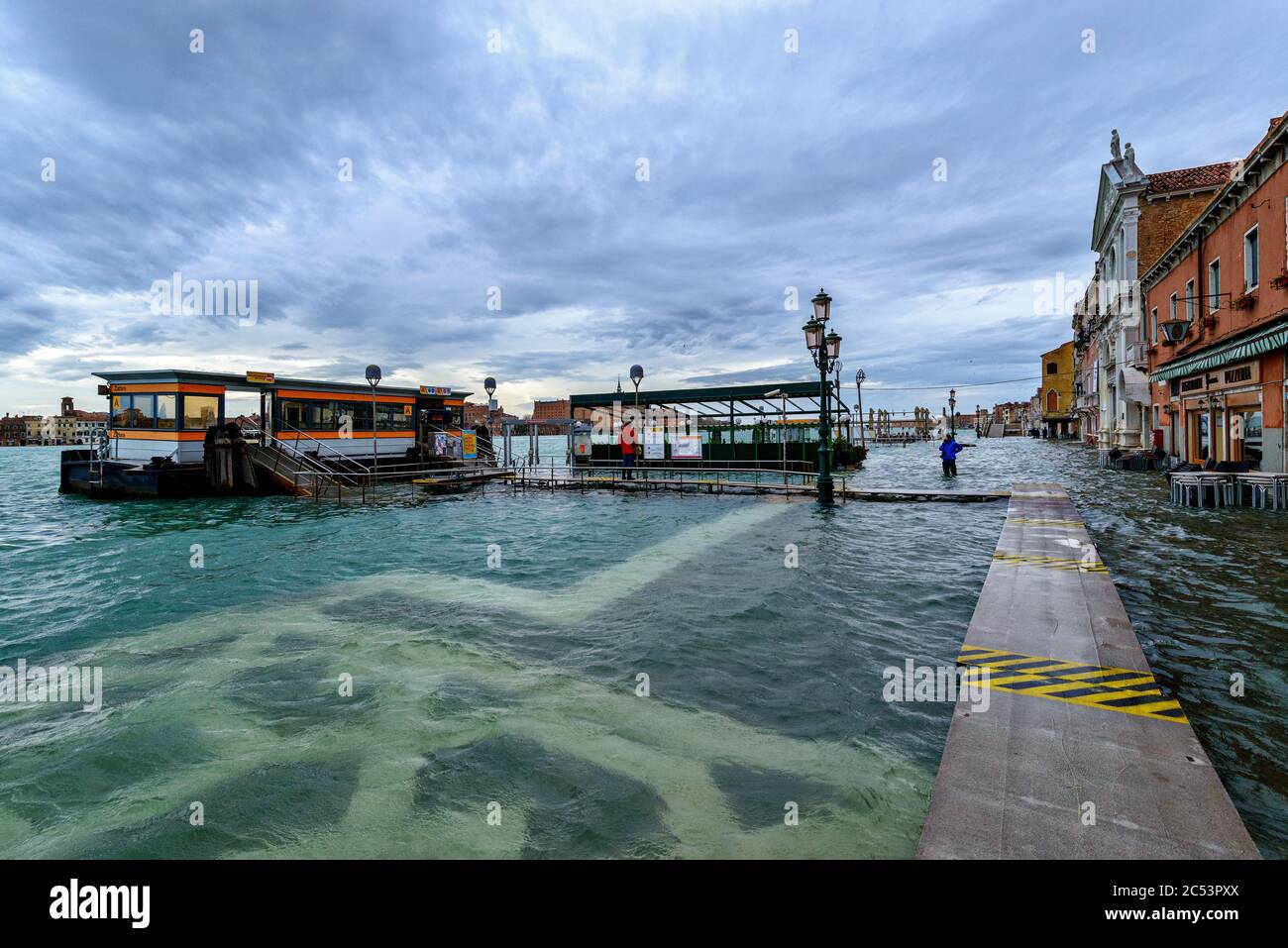Maisons, canal, lagune, eau, inondation, Aqua Alta, bateau, bateau-bus, vaparetto, arrêt d'autobus, rive, bord de banque, inondation, porte d'inondation, passerelle, lanternes, pluie Banque D'Images