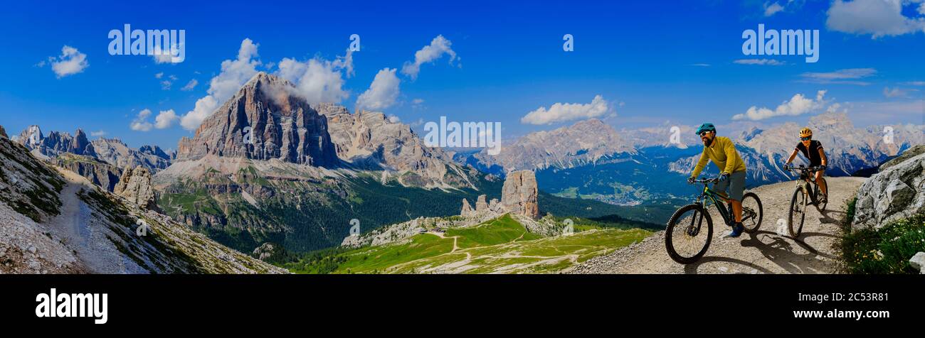 Femme et homme à vélo, à vélo, dans les montagnes des Dolomites et dans le paysage. Couple piste VTT MTB endoro. Activités sportives en plein air. Banque D'Images