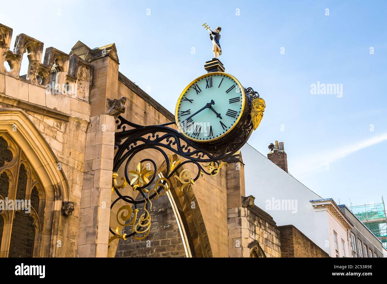 Horloge sur l'église Saint-Martin-le-Grand à York dans le North Yorkshire, dans une belle journée d'été, Angleterre, Royaume-Uni Banque D'Images